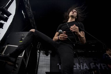 Traena, Norveç - 9 Temmuz 2015: Norveçli rock grubu Carnival Kids'in Traenafestival'deki konseri, küçük Traena adasında müzik festivali