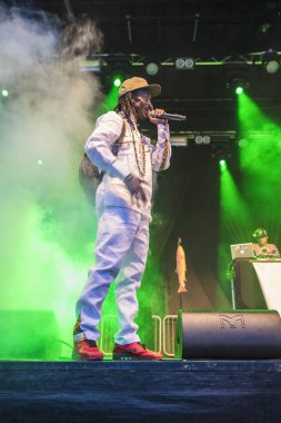 Traena, Norveç - 8 Temmuz 2017: Norveçli rap hiphop grubu African Sunz'ın Traenafestival'deki konseri, küçük Traena adasında müzik festivali