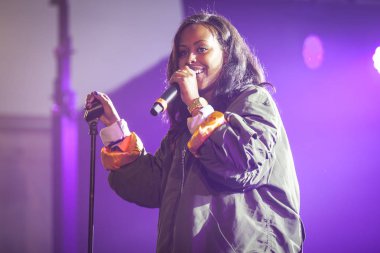 Traena, Norveç - 07 Temmuz 2016: İsveç merkezli Somalili şarkıcı Cherrie Hersi'nin Traenafestival'de konseri, traena adasında müzik festivali gerçekleşiyor