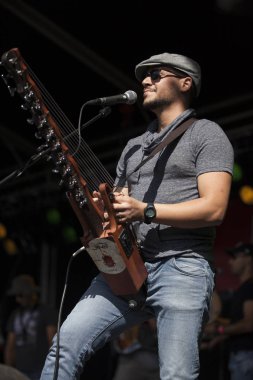 Amsterdam, Hollanda - 3 Temmuz 2016: Alternatif Cezayirli grup Djmawi Africa'nın Amsterdam Roots Open Air konseri, Oosterpark'ta düzenlenen ücretsiz halk kültür festivali