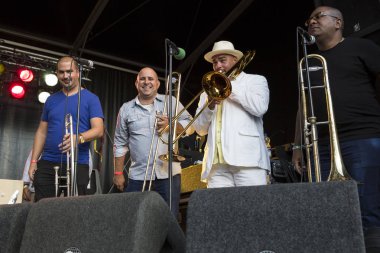 Amsterdam, Hollanda - 3 Temmuz 2016: Kübalı grup Elito Reve y su Charangon'ın Amsterdam Roots Open Air'deki konseri, Oosterpark'ta düzenlenen ücretsiz halk kültür festivali