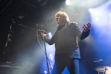 Amsterdam, Hollanda - 10 Şubat 2018: Belçikalı rock grubu Tjens Matic'in şarkıcı Arno ile melkweg konseri