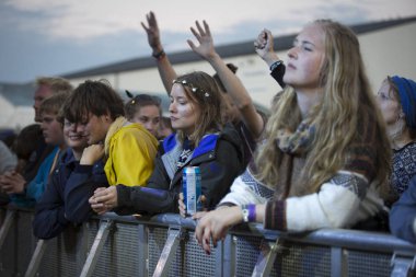 Traena, Norveç - 11 Temmuz 2014: Norveçli şarkıcı ve gitarist Erlend Oyefeaturing İzlandalı grup Hjalmarat'ın Traenafestival konseri sırasında, küçük Traena adasında düzenlenen müzik festivali