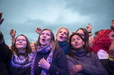 Traena, Norveç - 08 Temmuz 2016: Norveçli folk ve rock grubu Violet Road'un Traenafestival'deki konserinde seyirciler tezahürat yapıyor, Norveç'in küçük Traena adasında müzik festivali düzenleniyor