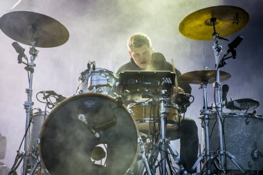 Traena, Norveç - 10 Temmuz 2015: Norveçli sanatçı Emilie Nicolas'ın Traenafestival'deki konseri, küçük Traena adasında müzik festivali