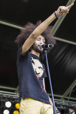 Amsterdam, Hollanda - 3 Temmuz 2016: Amsterdam Roots Open Air'de alternatif Electro-Hip Hop Faslı grup N3rdistan konseri, Oosterpark'ta ücretsiz halk kültür festivali düzenlendi