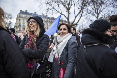 Paris, Fransa- 10 Ocak 2016: Place de la Repbublique, bombalı saldırı ve silahlı saldırı kurbanlarının anısına düzenlenen tören, Charlie Hebdo terör saldırısı ve 