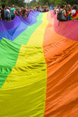 Amsterdam, Hollanda - 23 Temmuz 2016: Pride Walk, Raimbow bayrağı yayıldı ve Pembe Cumartesi Gay Euro Pride kutlamaları sırasında Vondelpark'tan Dam Meydanı'na gösteri geçit töreni sırasında insanlar tarafından düzenlendi