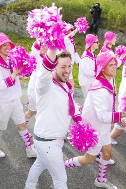 Traena, Norveç - 07 Temmuz 2017: Traenafestival sırasında Traena gay Pride'a katılan pembe üniformalı Oslo Fagottkor korosundan erkekler, traena festivali sırasında müzik festivali, traena küçük adada gerçekleşecek müzik festivali