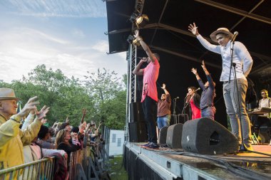 Amsterdam, Hollanda - 3 Temmuz 2016: Kübalı grup Elito Reve y su Charangon'ın Amsterdam Roots Open Air'deki konseri, Oosterpark'ta düzenlenen ücretsiz halk kültür festivali