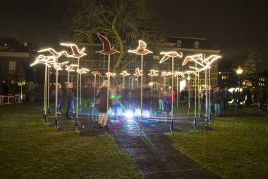 Amsterdam, Hollanda 20 Aralık 2015 : Masamichi Shimada'dan kuşlar adlı sanat eseri, Amsterdam Işık Festivali 2015'te sergilenen ve 