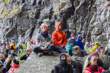 Traena, Norveç - 09 Temmuz 2016: Avustralyalı şarkıcı Ry X'in Traena müzik festivalinde Sana Adası'ndaki Kirkehelleren Katedralmağarası'ndaki konserinde seyirci