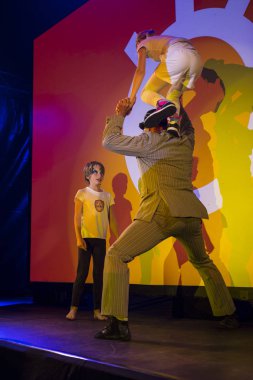 Amsterdam, Hollanda, 12 Eylül 2014, West'ival sırasında, Mercatorplein'de açık hava ücretsiz sinema ve kültür festivali. gösterim öncesi sirk gösterisi