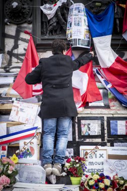 Paris, Fransa- 10 Ocak 2016: Place de la Repbublique, bombalı saldırı ve silahlı saldırı kurbanlarının anısına düzenlenen tören, Charlie Hebdo terör saldırısı ve 