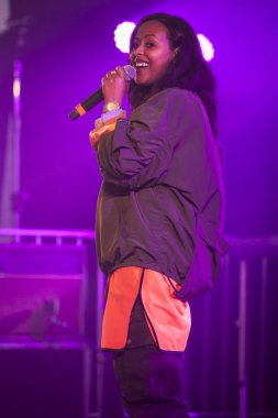 Traena, Norveç - 07 Temmuz 2016: İsveç merkezli Somalili şarkıcı Cherrie Hersi'nin Traenafestival'de konseri, traena adasında müzik festivali gerçekleşiyor