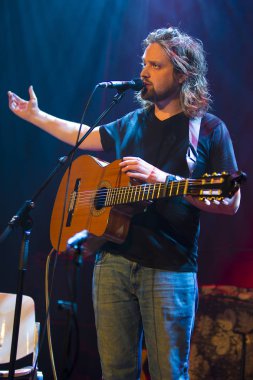 Utrecht, Hollanda - 1 Mayıs 2017: Amerikalı şarkıcı, söz yazarı ve multi-enstrümentalist Valerie June'un Utrecht'teki Tivoli Vredenburg konseri öncesinde Will Varley Music ile ilk perde