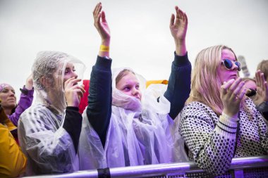 Traena, Norveç - 9 Temmuz 2016: Norveçli müzisyen ve söz yazarı Ida Maria'nın Traenafestival'deki konserinde seyirciler tezahürat yapıyor, traena adasında müzik festivali gerçekleşiyor