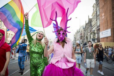 Amsterdam, Hollanda - 23 Temmuz 2016: Pride Walk'ta renkli süslü elbiseli insanlar, Pembe Cumartesi Gay Euro Pride kutlamaları sırasında Vondelpark'tan Dam Meydanı'na gösteri geçit töreni