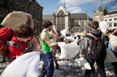 Amsterdam, Hollanda, Noord Holland - 5 Nisan 2014 Cumartesi - Baraj Meydanı'nda Yastık Savaşı