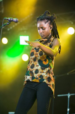 Nyon, İsviçre - 20 Temmuz 2017: Reggae konseri ve dub jamaikalı şarkıcı Jah9 ve Paleo Festivali'nde Dub Treatment