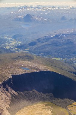 Norveç fiyort sıradağlarının havadan görünümü
