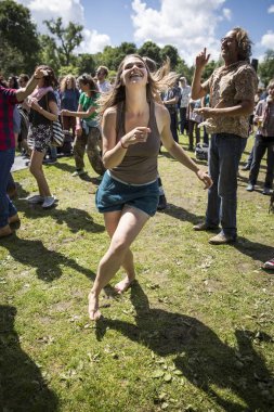 Amsterdam, Hollanda - 3 Temmuz 2016: Amsterdam Roots Open Air'de alternatif Electro-Hip Hop Faslı grup N3rdistan'ın konserinde kız dansı, Oosterpark'ta düzenlenen ücretsiz halk kültür festivali