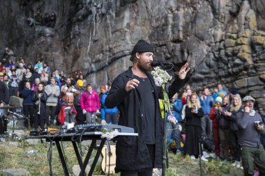 Traena, Norveç - 09 Temmuz 2016: Avustralyalı şarkıcı-söz yazarı ve müzisyen Ry X'in Traena müzik festivalinde Sana Adası'ndaki Kirkehelleren Katedralmağarası'nda konseri