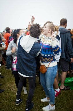 Traena, Norveç - 10 Temmuz 2013: Norveçli şarkıcı Hekla Stalstrenga'nın Traenafestival'deki konseri sırasında çekilen portreler, traena adasında düzenlenen müzik festivali.