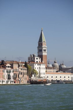 Venedik, İtalya - 10 Nisan 2016: Venedik tarihi eser, San Marco Meydanı veya St. Mark Meydanı, Campanile ve Ducale veya Doge Sarayı manzarası. İtalya, Avrupa.