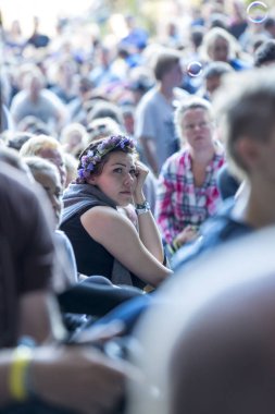 Traena, Norveç - 12 Temmuz 2014: Norveçli Şarkıcı Stein Torleif Bjella'nın Konseri sırasında Svartlamon Hardkor korosu ile Sana Isaland'daki Kirkehelleren Katedralmağarası'nda Traena müzik festivalinde