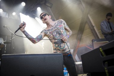 Traena, Norveç - 07 Temmuz 2016: Norveçli punk rock grubu Viagra Boys'un Traenafestival'deki konseri, traena adasında müzik festivali gerçekleşiyor