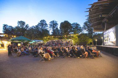 Amsterdam, Hollanda - 17 Ağustos 2018: 16-25/08/2018 tarihleri arasında düzenlenen dünya film festivali Vondelpark Openluchttheater'da Kenya filmi Supa Modo'nun açık hava gösterimi