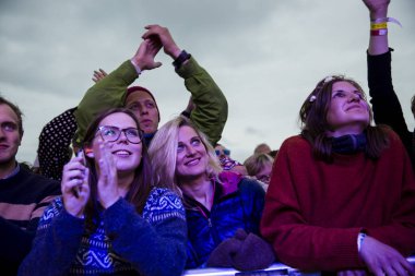 Traena, Norveç - 08 Temmuz 2016: Norveçli folk ve rock grubu Violet Road'un Traenafestival'deki konserinde seyirciler tezahürat yapıyor, Norveç'in küçük Traena adasında müzik festivali düzenleniyor