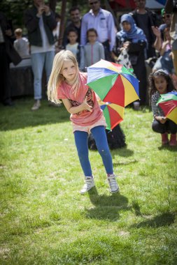 Amsterdam, Hollanda - 3 Temmuz 2016: Amsterdam Roots Open Air'de çocuklarla dans atölyesi, Oosterpark'ta düzenlenen ücretsiz halk kültür festivali