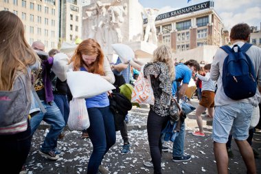Amsterdam, Hollanda, Noord Holland - 5 Nisan 2014 Cumartesi - Baraj Meydanı'nda Yastık Savaşı