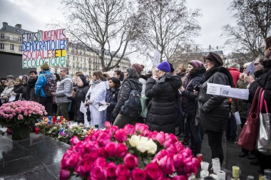 Paris, Fransa 10 Ocak 2016: Bombalama ve silahlı saldırı kurbanlarıanısına tören, Charlie Hebdo terör saldırısı anısına 