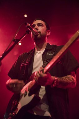 Amsterdam, Hollanda - 4 Ekim 2017: Amerikalı rock şarkıcısı Hanni El Khatib'in Bitterzoet Paradiso konseri