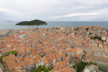 Bulutlu hava, Hırvatistan ile antik şehir duvarından eski şehir Dubrovnik turuncu çatıları görünümü
