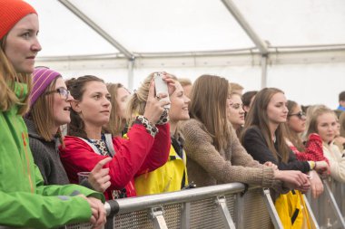Traena, Norveç - 08 Temmuz 2016: Norveçli Pop grubunun Traenafestival'deki konserinde seyirciler tezahürat yapıyor, küçük Traena adasında müzik festivali gerçekleşiyor