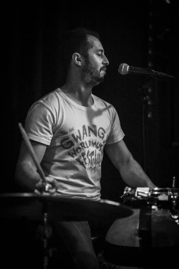 Amsterdam, Hollanda - 17 Şubat 2016: Paradiso Bitterzoet konser salonunda Mali Bko Quintet'ten Afrikalı grubun konseri.