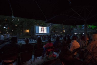 Amsterdam, Hollanda - 11 Ağustos 2018: 11-25/08/2018 tarihleri arasında düzenlenen Dünya Sineması Amsterdam'da De Troppen bahçesinde Kübalı sergio ve Serguei'nin açık hava gösterimi