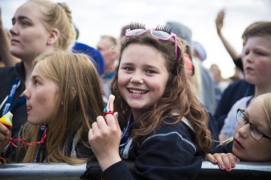 Traena, Norveç - 07 Temmuz 2016: Norveçli şarkıcı Astrid S'nin Traenafestivalen'deki konserinde tezahürat lar, küçük Traena adasında düzenlenen müzik festivali