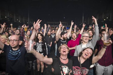 Amsterdam, Hollanda - 19 Mart 2017: Kanadalı hard rock grubu Danko Jones'un Norveçli hard rock grubu Audrey Horne Concert with Melkweg'de destek gösterisi sırasında seyirciler tezahürat yapıyor
