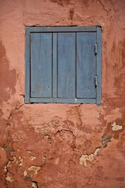 mavi kepenkler ve çürük duvarlar