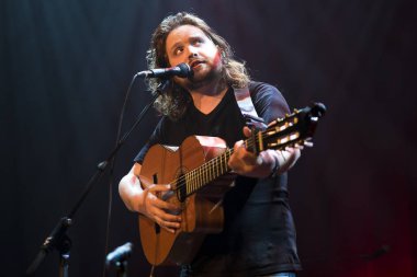Utrecht, Hollanda - 1 Mayıs 2017: Amerikalı şarkıcı, söz yazarı ve multi-enstrümentalist Valerie June'un Utrecht'teki Tivoli Vredenburg konseri öncesinde Will Varley Music ile ilk perde