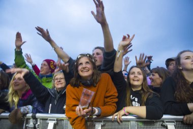 Traena, Norveç - 08 Temmuz 2016: Norveçli folk ve rock grubu Violet Road'un Traenafestival'deki konserinde seyirciler tezahürat yapıyor, Norveç'in küçük Traena adasında müzik festivali düzenleniyor