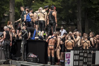 Amsterdam, Hollanda - 1 Ağustos 2015: Katılımcıların korunması insan hakları ve sivil eşitlik - Prinsengracht, Amsterdam Eşcinsel gurur geçit için yıllık olay