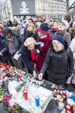 Paris, Fransa 10 Ocak 2016: Bombalama ve silahlı saldırı kurbanlarıanısına tören, Charlie Hebdo terör saldırısı anısına 