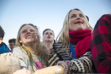 Traena, Norveç - 07 Temmuz 2016: Norveçli punk rock grubu Viagra Boys'un Traenafestival'deki konserinde seyirciler tezahürat yapıyor, traena adasında müzik festivali gerçekleşiyor