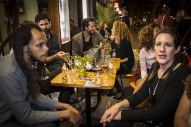 Amsterdam, Hollanda - 18 Ağustos 2016: 18-27/08/2016 tarihleri arasında düzenlenen Dünya Sineması Amsterdam'ın açılış töreninde dışarıda içki içen ler